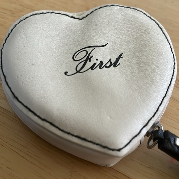 VAN CLEEF & ARPELS very rare “First” mini heart coin purse. - Picture 1 of 8